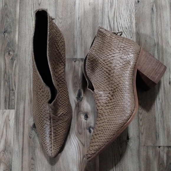 Kaanas Morellino Open Front Snake Embossed Ankle Booties Natural Size 9